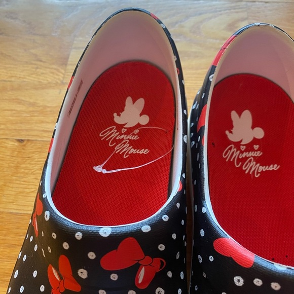 Crocs Minnie Mouse Neria Clogs - Picture 6 of 14